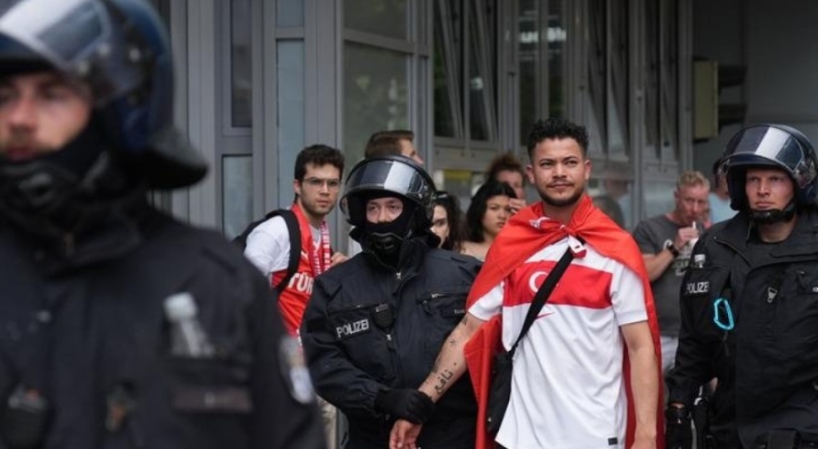 Berlin'de Türk taraftarlar durduruldu