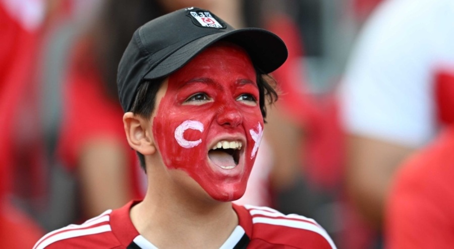 Türkiye-Hollanda maçı öncesi tribünlerde renkli görüntüler