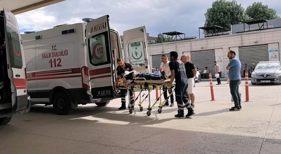 İnegöl'de çatıdan düşen işçi ağır yaralandı