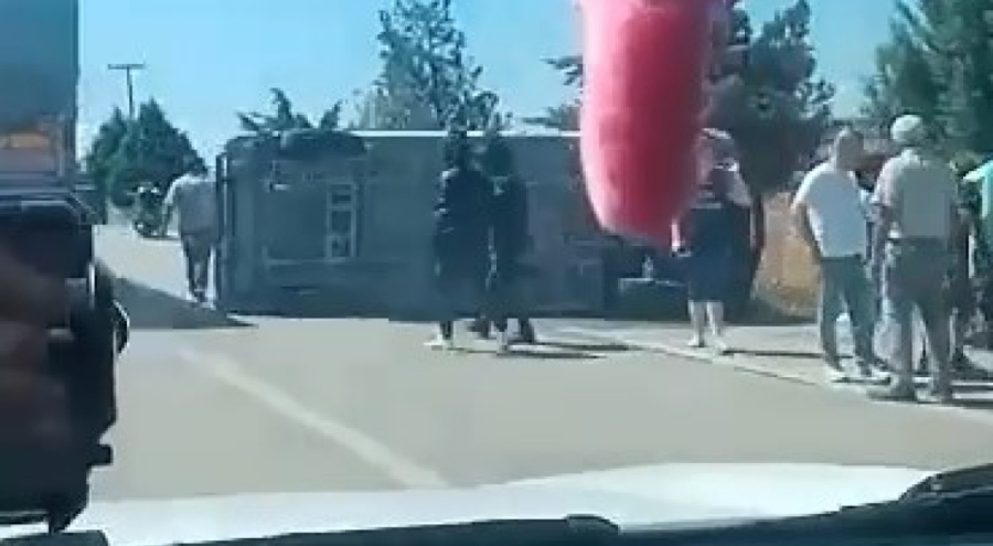 Bursa'da minibüs devrildi
