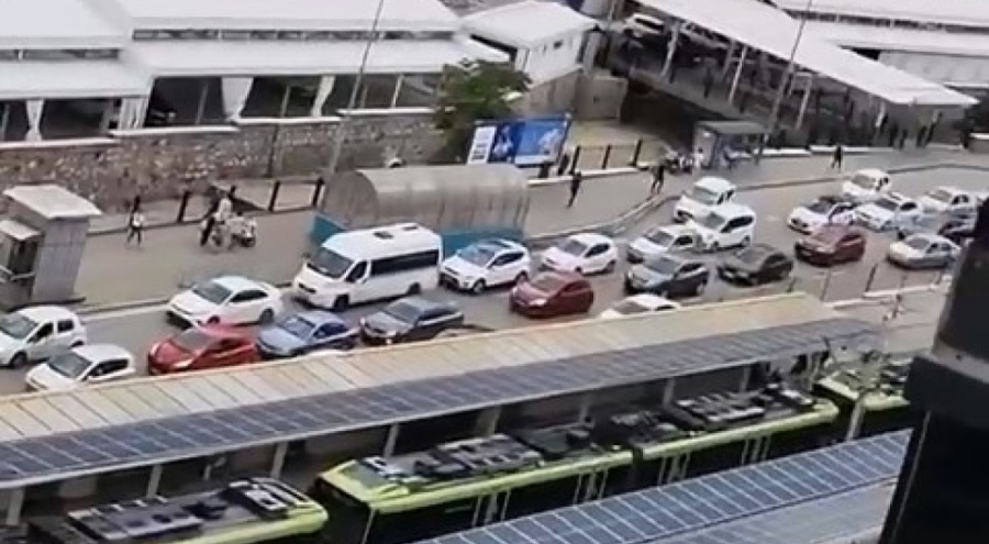 Bursa'da yolu kapatıp halay çektiler, sürücüleri çileden çıkardılar