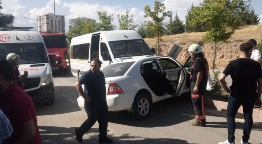 Servis aracı ile otomobil çarpıştı: 5 yaralı