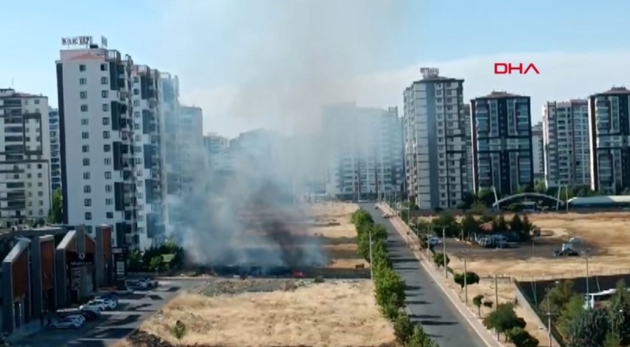 Diyarbakır'da yerleşim alanları arasında anız yangını