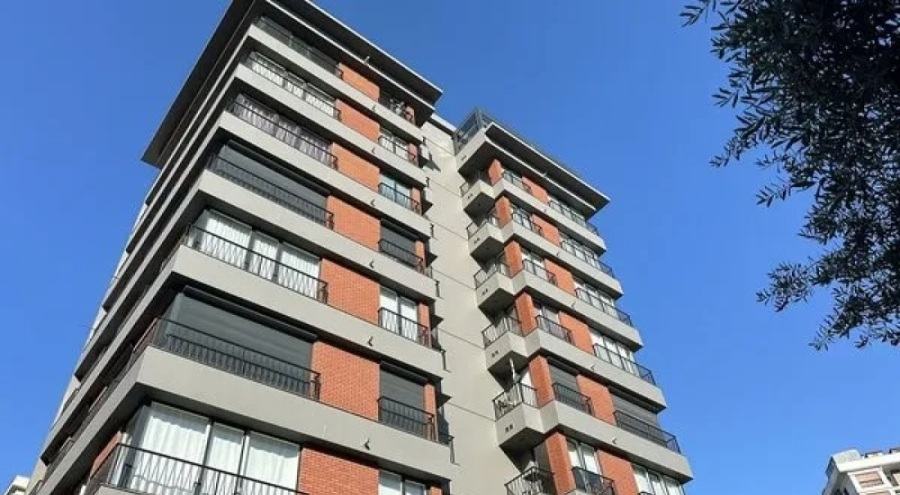 Yük asansörüyle eşya taşıyan genç 9'uncu kattan yere düştü