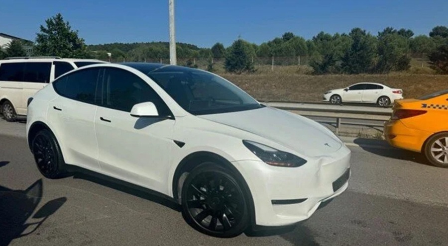 Eşiyle sorun yaşayınca arabaların önüne atladı