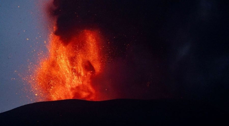 İtalya'da Etna Yanardağı kül ve lav püskürtmeye devam ediyor
