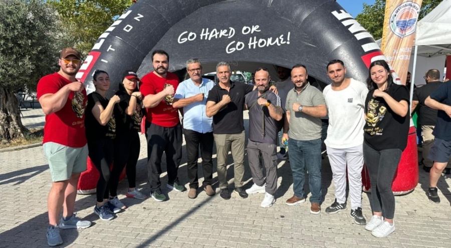 Gemlik'te şampiyonlardan "Halkla Bilek Güreşi"