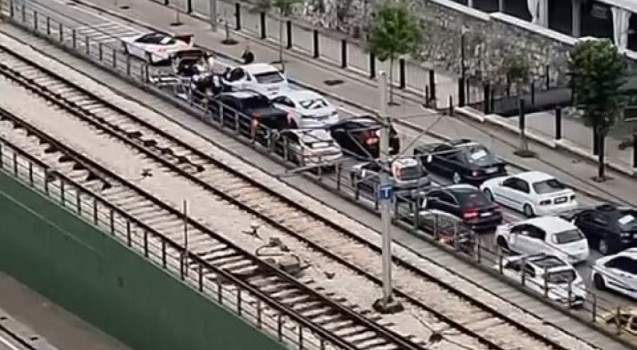 Bursa'da yok artık dedirten görüntü! Yolu kesip halay çektiler