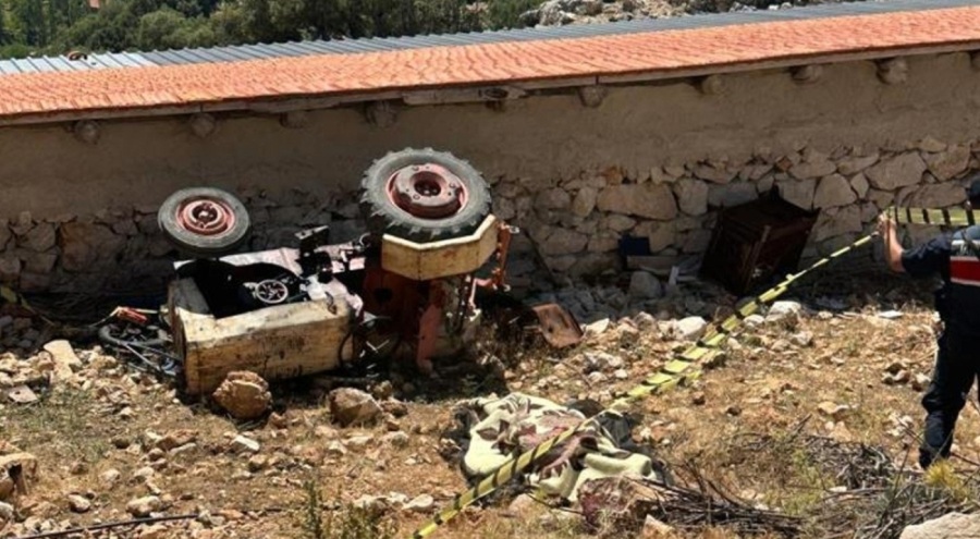 Devrilen traktörün altında kaldı