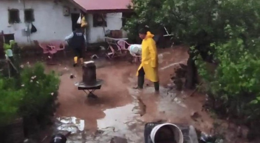 Sivas sağanak yağış sonucu cadde ve sokaklar göle döndü