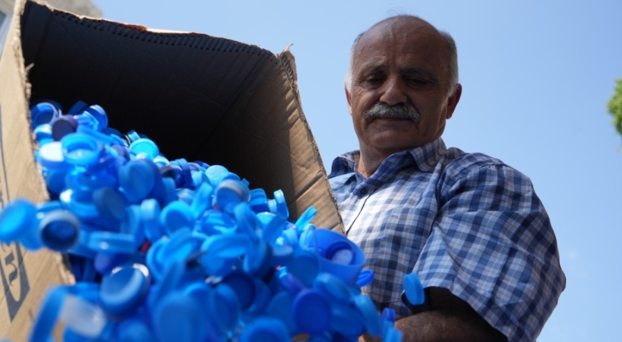 Bursa'da 14 yılda 9 milyon kapak topladı, engellilere tekerlekli sandalye öğrencilere burs verdi