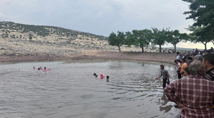 Gölete giren 3 kişi boğuldu