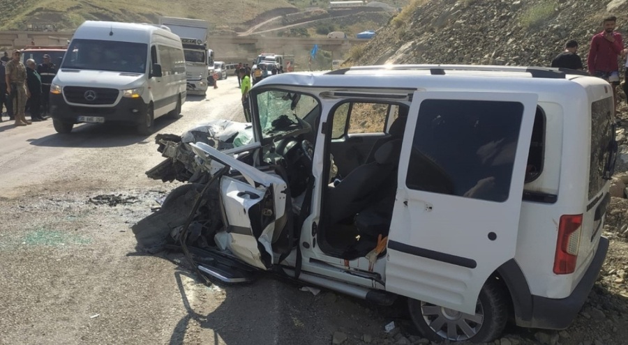 2 araç, kafa kafaya çarpıştı