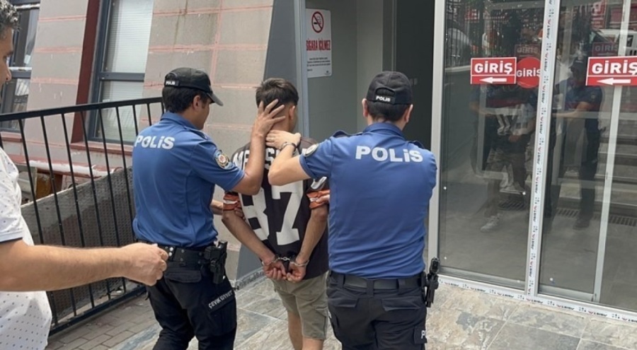 Parkta tartıştığı 2 kişiyi bıçakladı