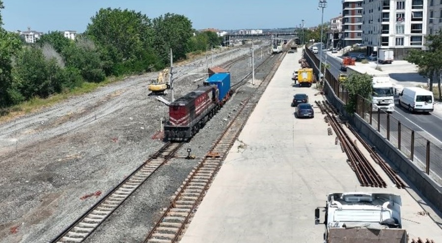 Yük treni raydan çıktı