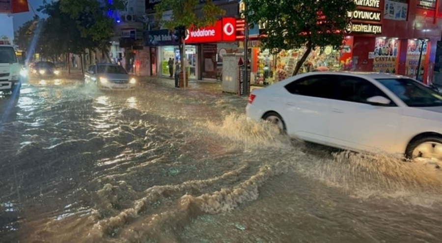 Elazığ'da sağanak yağış: Yollar göle döndü