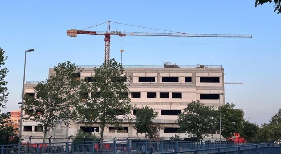 Yüksekten düşen demir başına saplandı