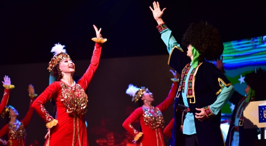 Bursa'da 36. "Uluslararası Altın Karagöz Halk Dansları Yarışması" görsel şölen yaşandı