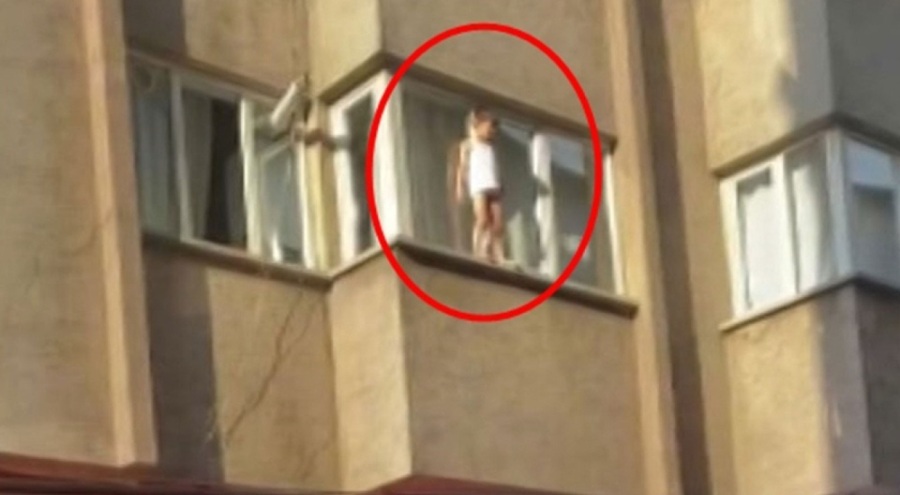 Pencere kenarına çıkan çocuk görenleri korkuttu