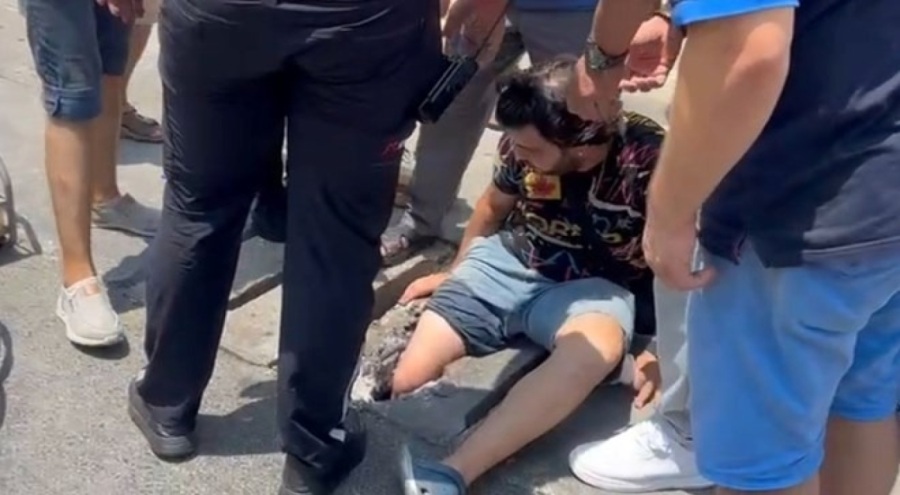 Otobüste inen gencin korku dolu anları: Bacağı mazgala sıkıştı