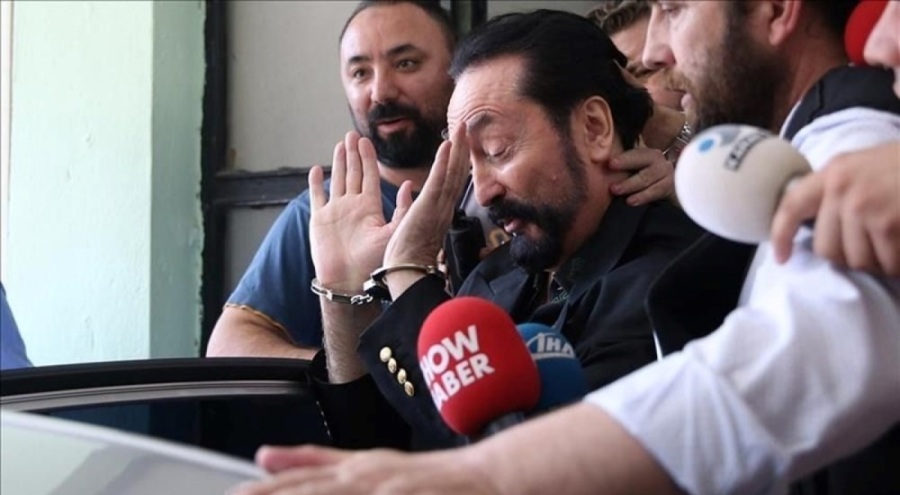 Adnan Oktar davasında ilginç anlar: "Özledik seni, aşkım beyaz sana çok yakışmış"