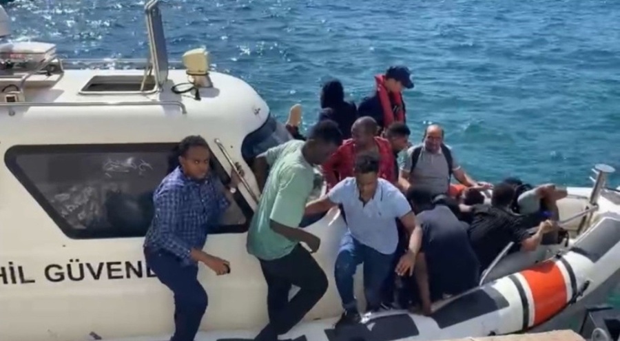 İzmir açıklarında 20 kaçak göçmen kurtarıldı