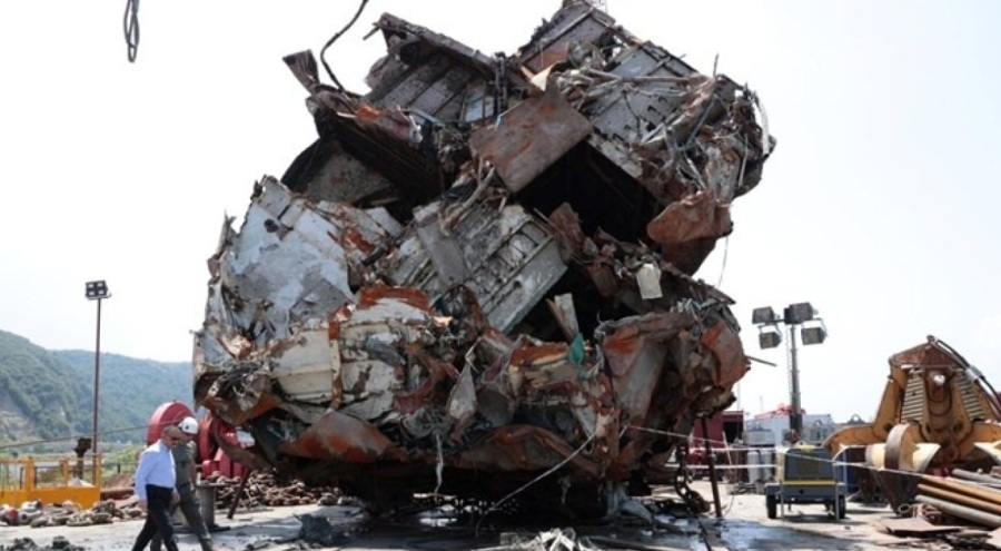 Mürettebatı kayıp olan batık geminin kesilen parçaları yüzeye çıkarıldı