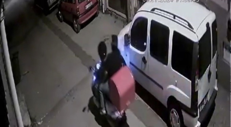 Bursa'da motosikletli iki kişi ticari aracın aynasını kırdı