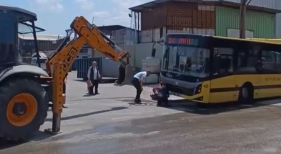 Bursa'da halk otobüsü çukura saplandı