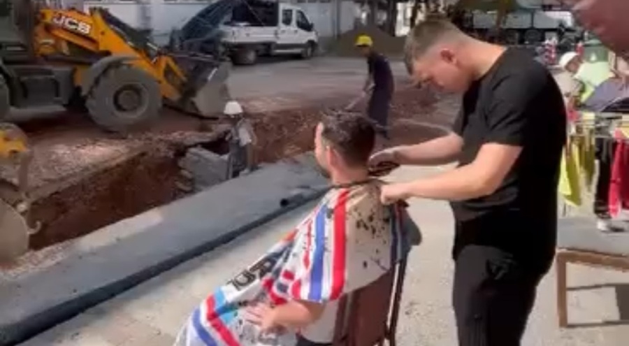 Bursa'da ilginç tıraş! Kaldırımda yol çalışmasını izledi