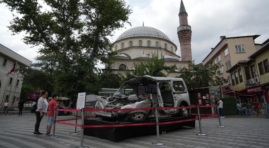 15 Temmuz'da tankın ezdiği araç 15 Temmuz Demokrasi Meydanı'nda sergileniyor