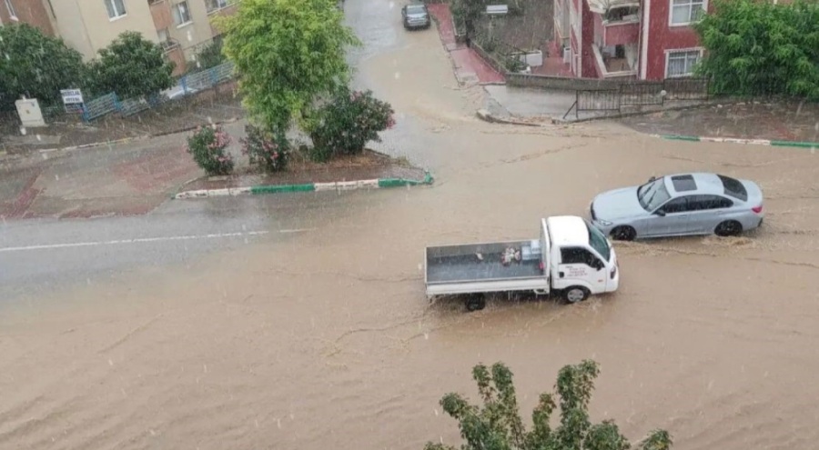 Bursa'da sağanak yağış hayatı olumsuz etkiledi!