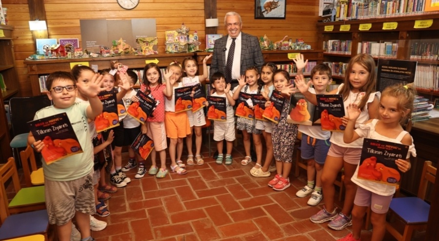 Başkan Şadi Özdemir kütüphanede çocuklarla bir araya geldi