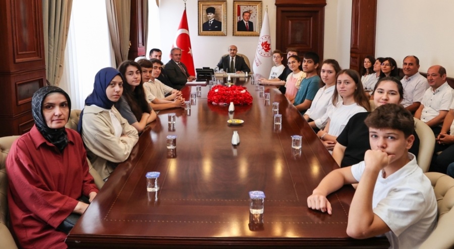 Vali Demirtaş, LGS'de birinci olan 13 öğrenciyle buluştu