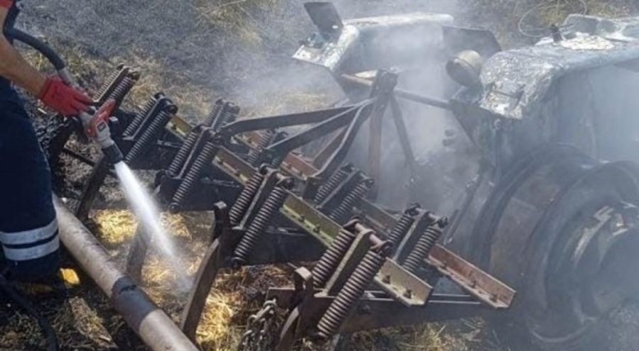 Anız yangınına müdahalede traktör yandı