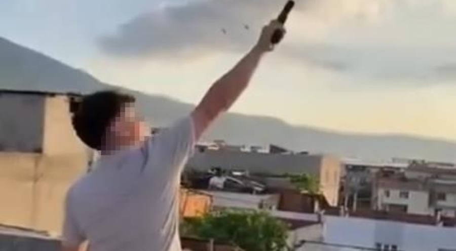 Bursa'da kurusıkı tabancayla havaya defalarca ateş açan şüpheli yakalandı!