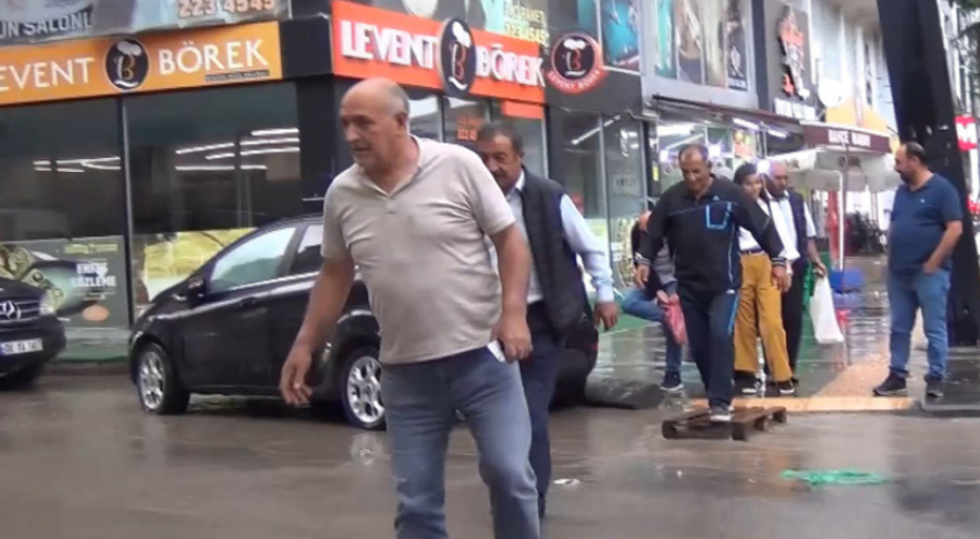 Kars'ta sağanak sebebiyle caddeler göle döndü