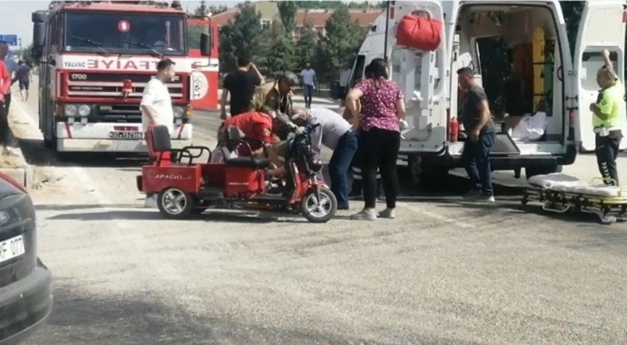 Otomobil ile akülü bisiklet çarpıştı: 3 yaralı