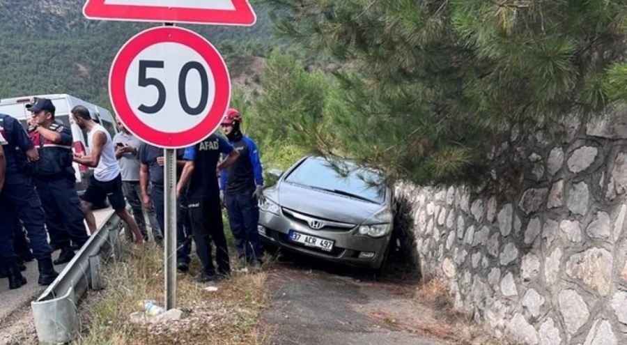 Duvara çarpan otomobildeki 3 kişi yaralandı