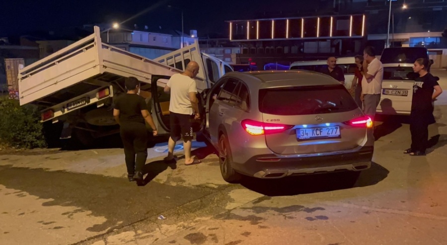Bursa'da kontrolden çıkan araç park halindeki kamyonete çarptı! Yaralılar var