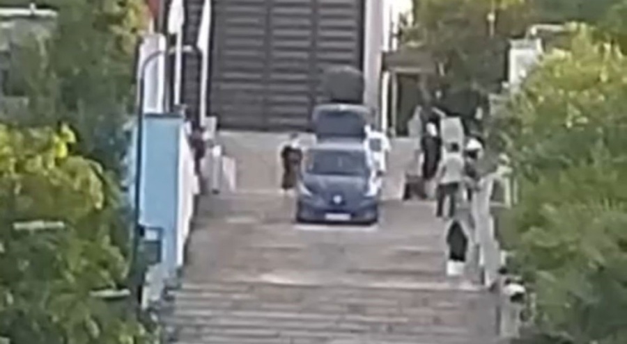 Bursa'da navigasyonu karıştıran sürücü merdivenden uçtu!