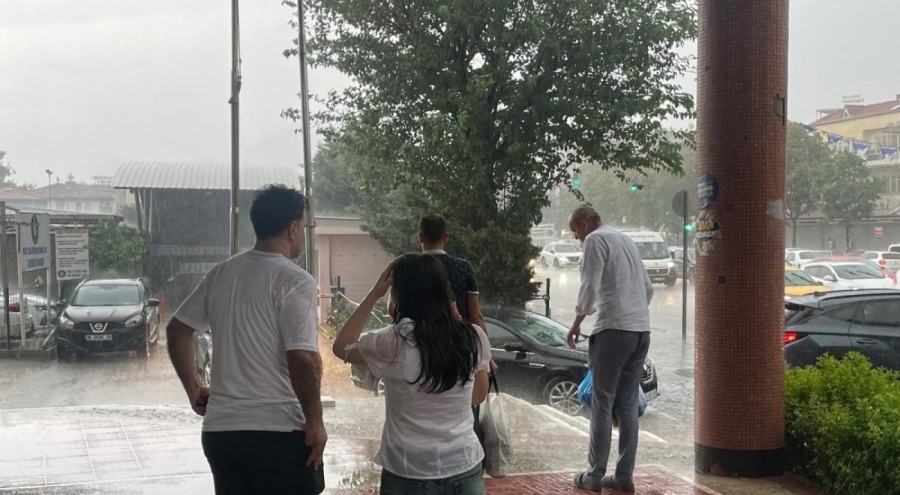 Bursa'da sağanak yağış hayatı olumsuz etkiledi