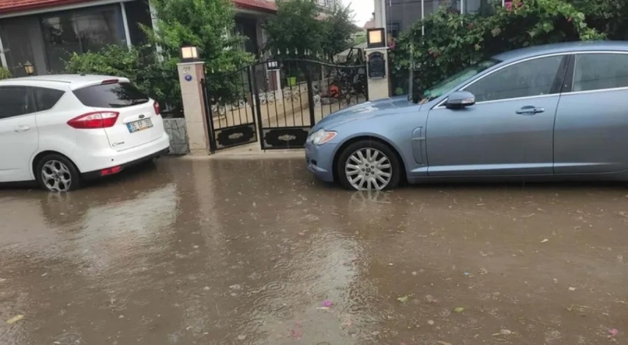 İzmir'i sağanak vurdu! Ev ve iş yerlerini su bastı