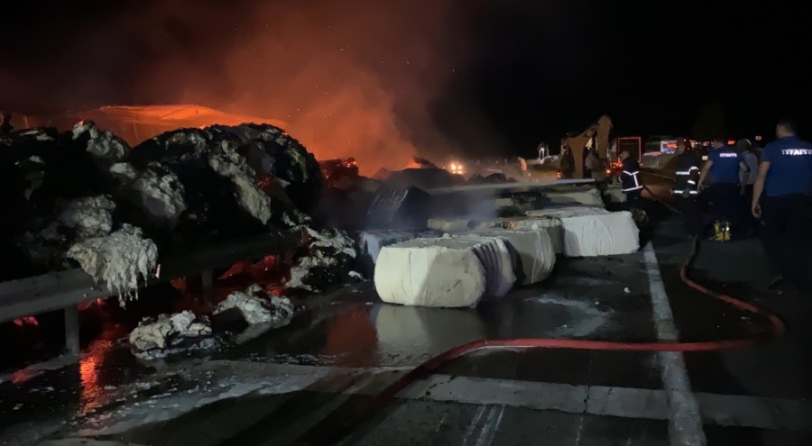 Edirne'de pamuk yüklü tır kaza sonucu yandı
