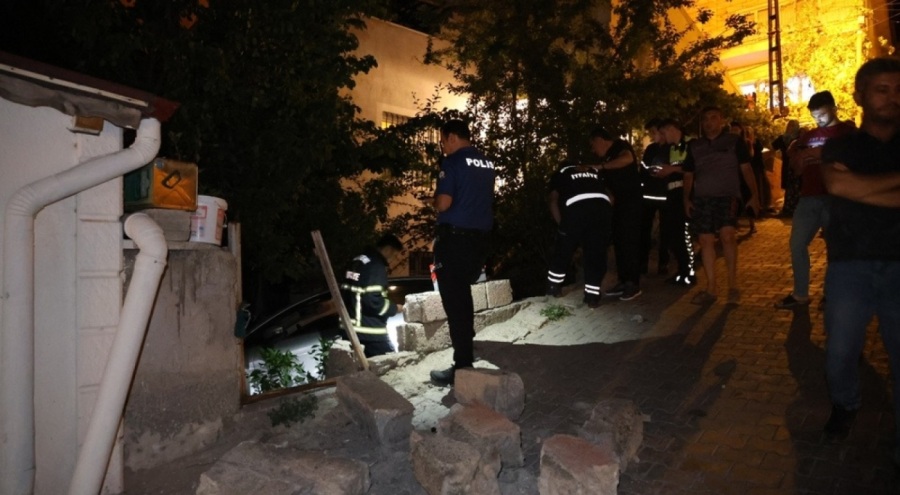 Otomobil bahçeye uçtu: İki yaralı