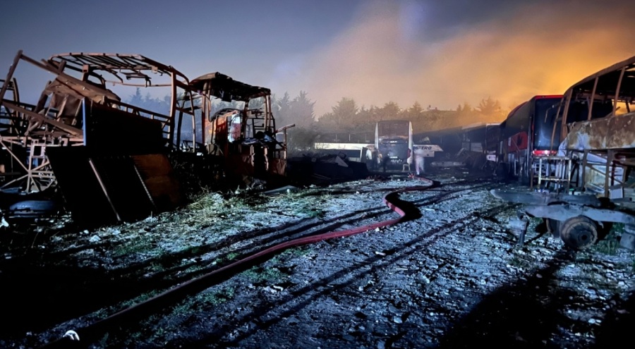 Hurda otobüslerin bulunduğu alanda yangın