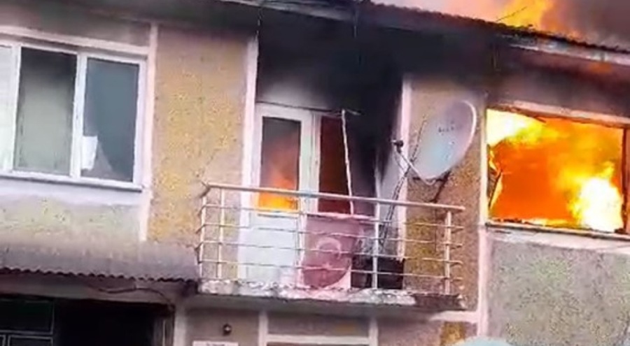 Bursa'da yanan evde mahsur kalan yaşlı kadını komşuları kurtardı