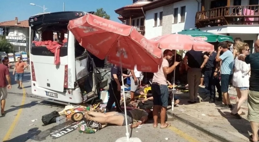 Freni boşalan tur midibüsü dehşet saçtı: 2 ölü, 4'ü ağır 28 yaralı