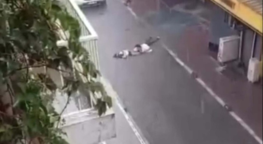 İzmir'de sağanak sırasında sokakta 2 kişinin elektrik akımına kapıldığı alanda inceleme