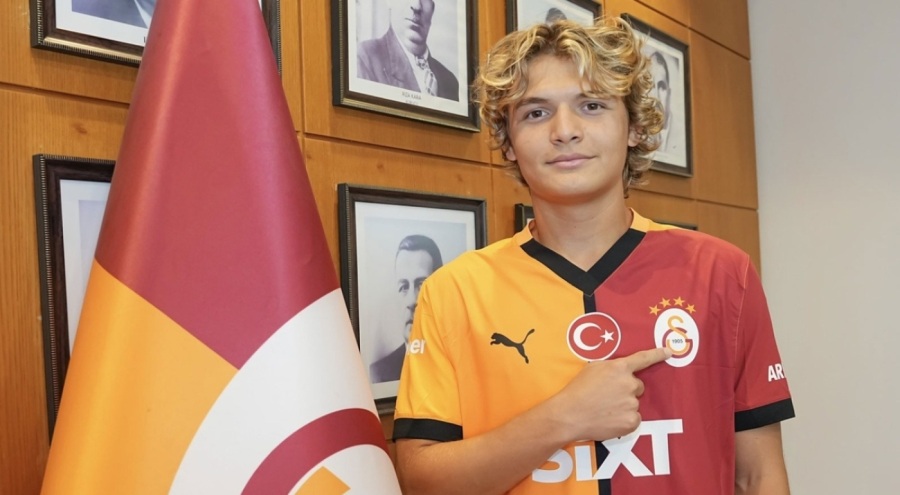 Galatasaray, Efe Akman ile profesyonel sözleşme imzaladı
